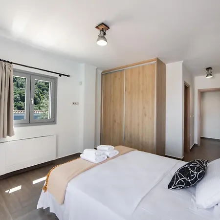 Aspasia's Mansion * ليغيا